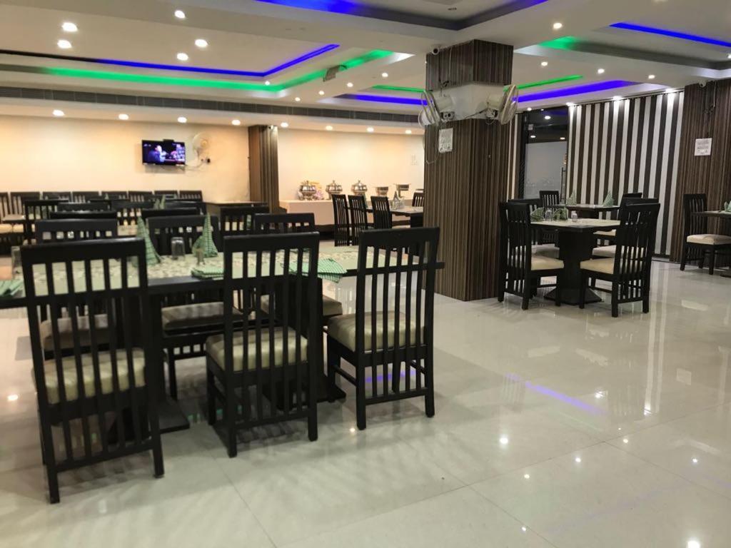 Hotel Sarweshwary Varanasi Exteriör bild