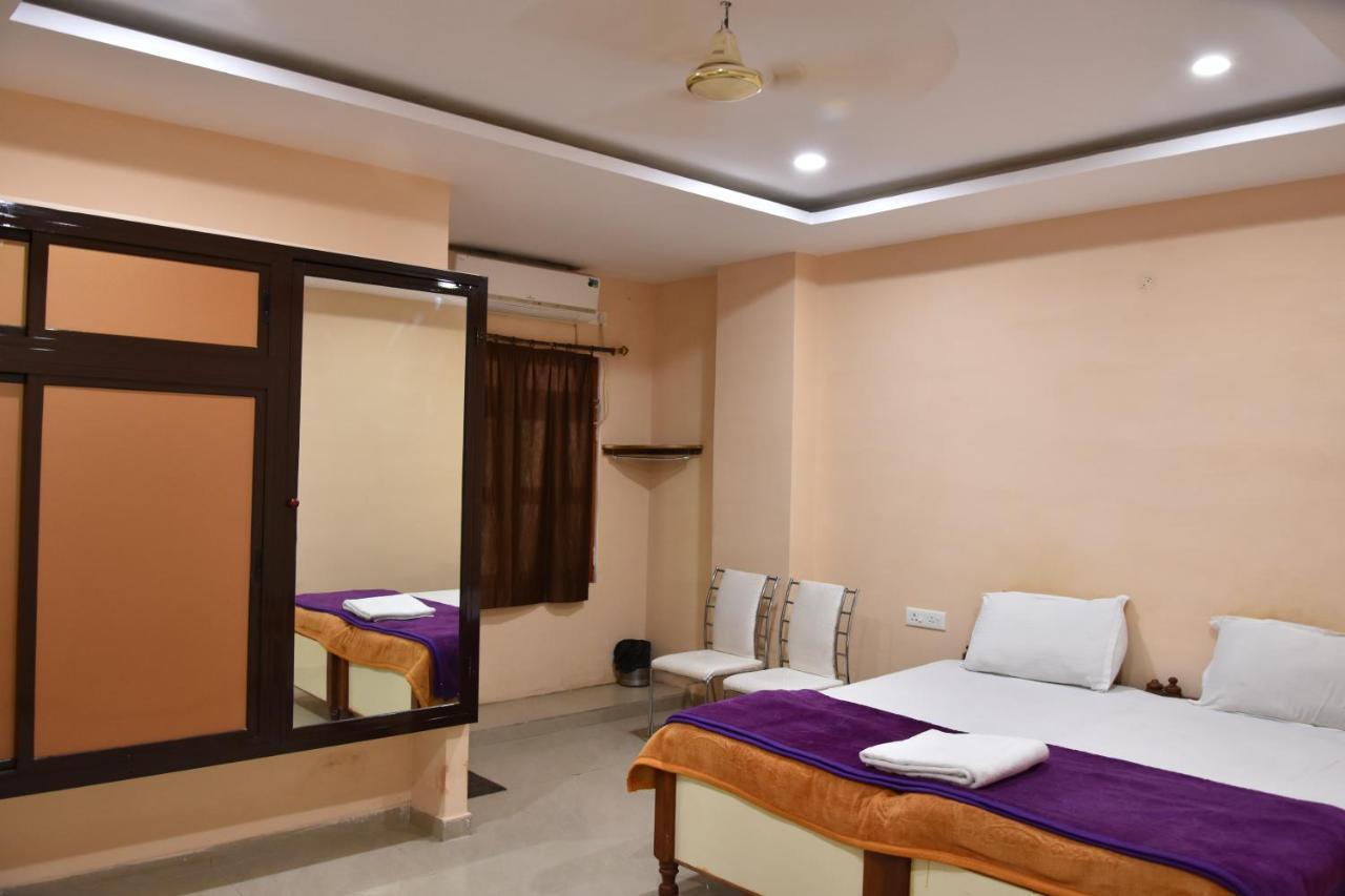 Hotel Sarweshwary Varanasi Exteriör bild