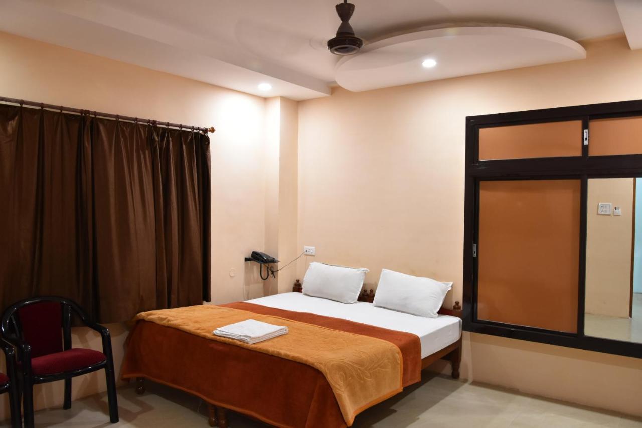 Hotel Sarweshwary Varanasi Exteriör bild