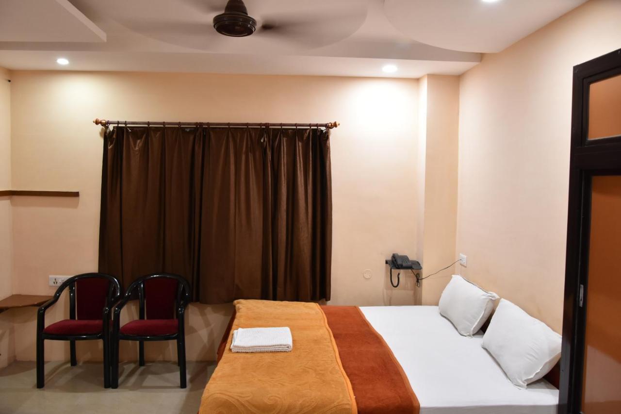 Hotel Sarweshwary Varanasi Exteriör bild